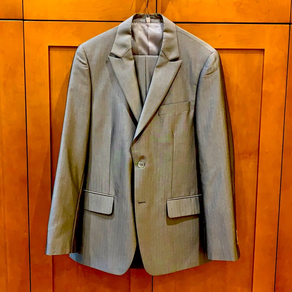 Men’s Le Chateau Premier Class Shiny Slim suit.